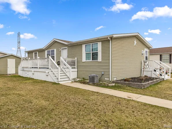 24702 Manchester Dr, Brownstown, MI 48134