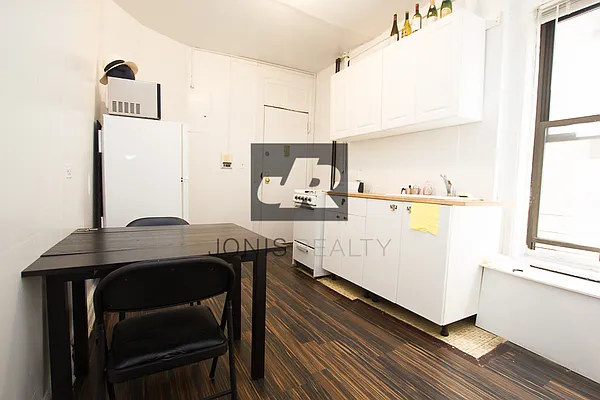 Rented by Jonis Realty | media 19