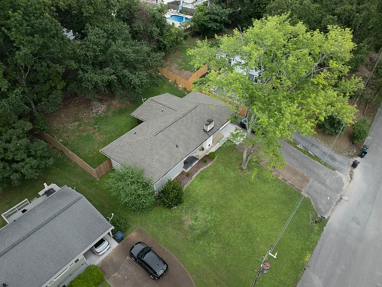1910 Honeycut Ln — Photo 29