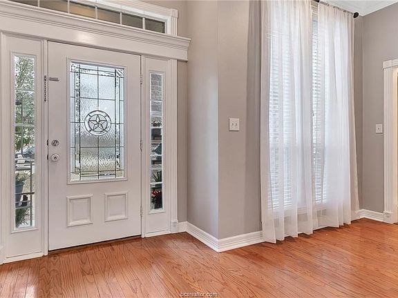 3rd image of 305 Agate Dr