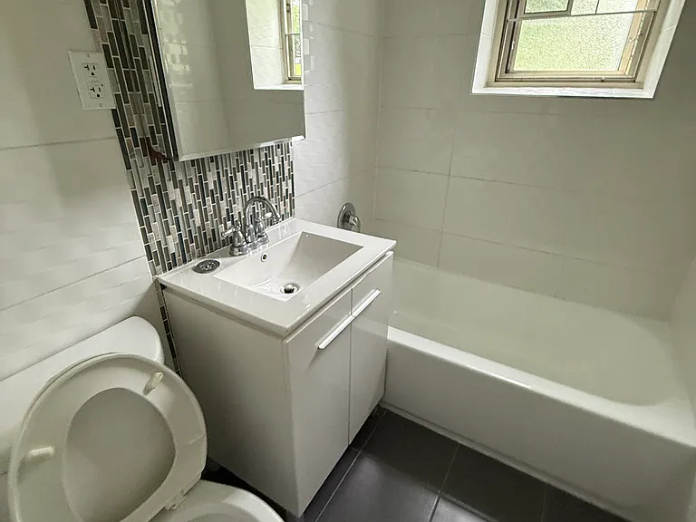 196-15 65th Cres #3C — Photo 11