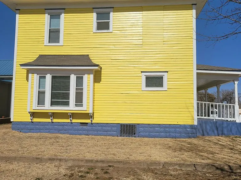 802 W Oak Ave — Photo 4
