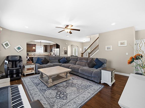 4th image of 853 E Shakespeare Dr