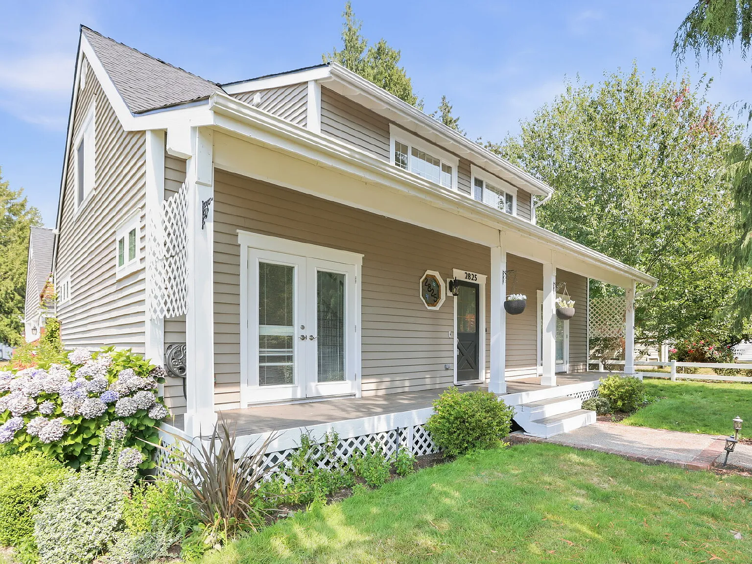 4 Bedroom PLUS Above Garage Bonus Room in Bothell! Air Conditioned! — Photo 2