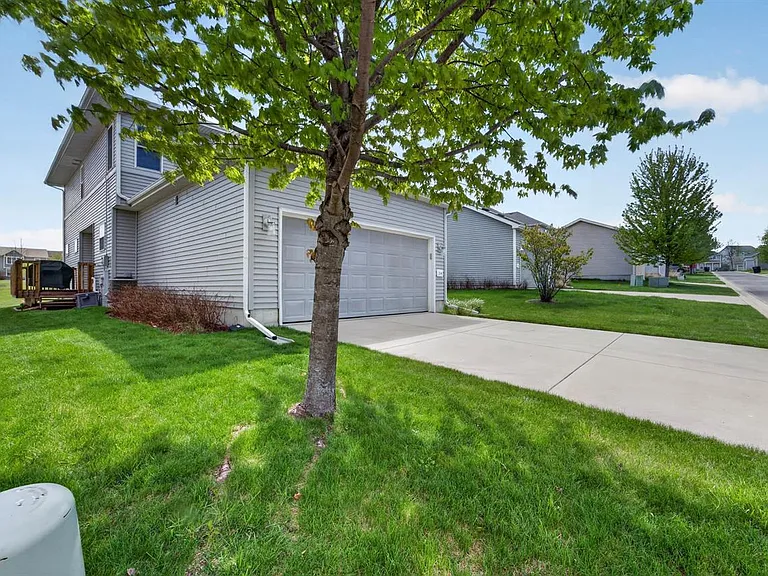 208 Sugar Maple Ln — Photo 3