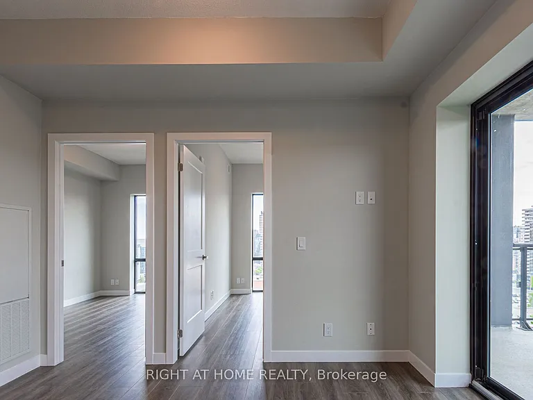 15 Queen St S #1014 — Photo 17
