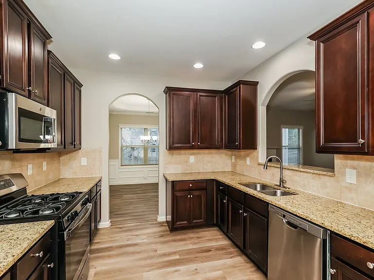 3924 Lake Manor Way — Photo 9