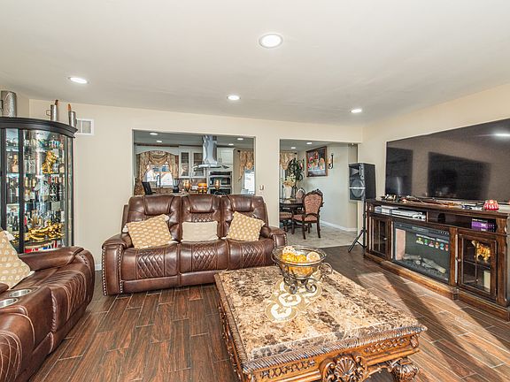 4th image of 48 Garden Ave #2