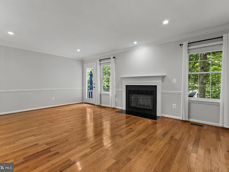 106 Hackley Ct — Photo 7
