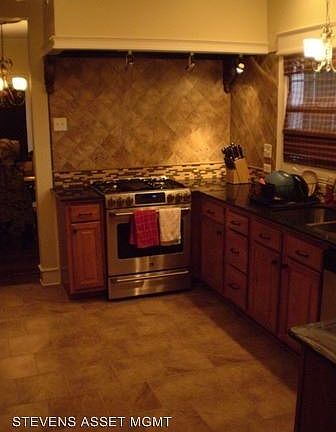 4th image of 952 Elmwood St