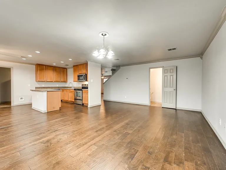 2424 Emerald Ln — Photo 6