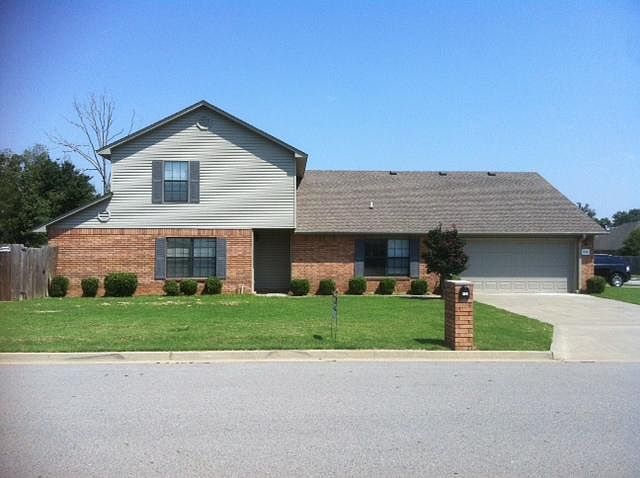 Duplex sits on the corner and has its own drive way. No need to share driveway with next door tenants.