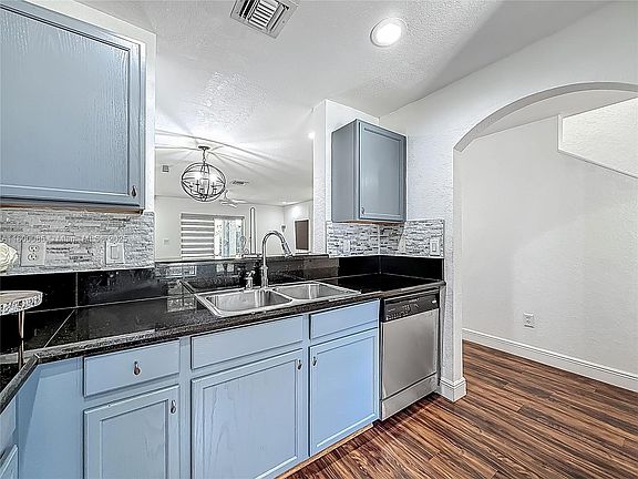 4th image of 5928 Glasgow Way