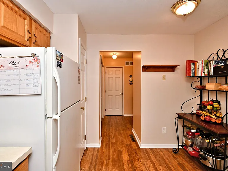 800 Beacon Ct — Photo 23