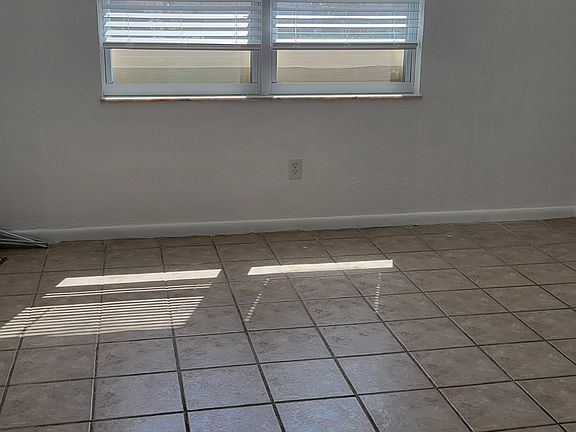 3rd image of 2425 N Oleander Ave APT 1