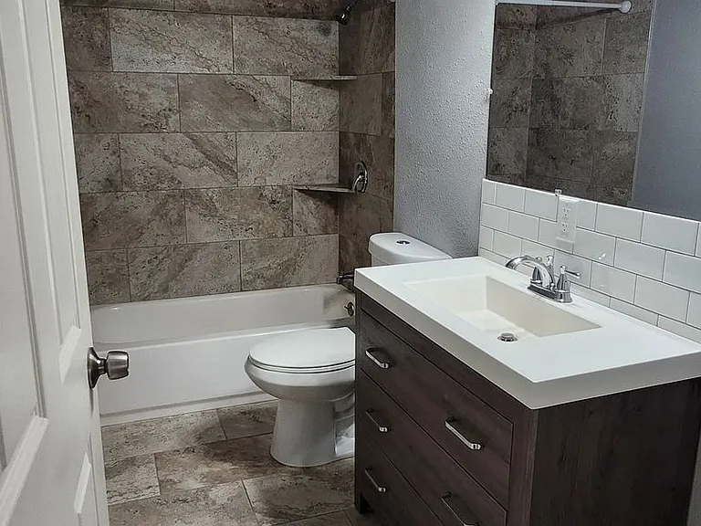 1327 Tunis Ave — Photo 15