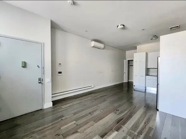 589 5th Avenue image 2 of 8