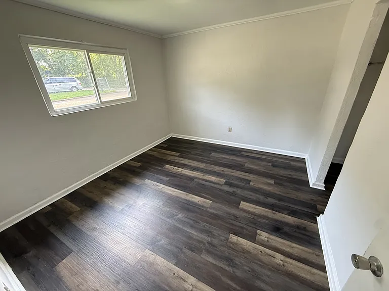 1800 Carson Ave — Photo 4