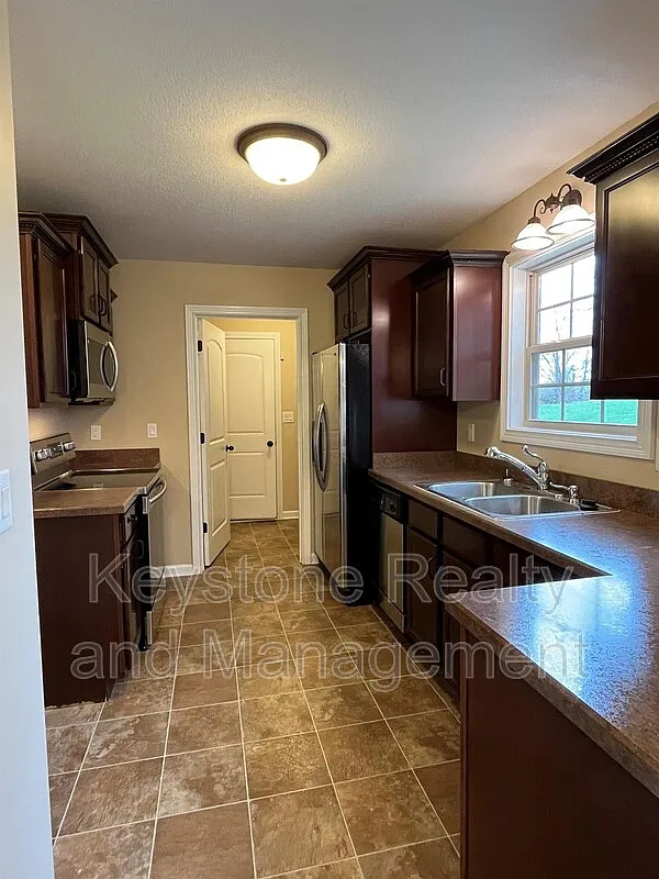 3 bed, 2.5 bath, 1906 sqft, $1,895 — Photo 4