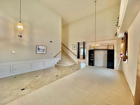 3rd image of 2520 Yosemite Ct