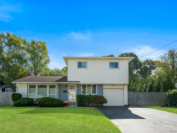 10 Riverdale Avenue, Oakdale, NY 11769