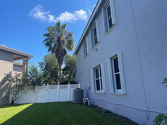 4th image of 16588 NW 17th St