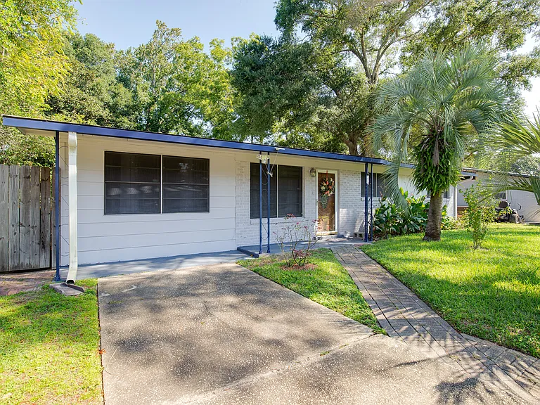 208 Newcastle Dr — Photo 16
