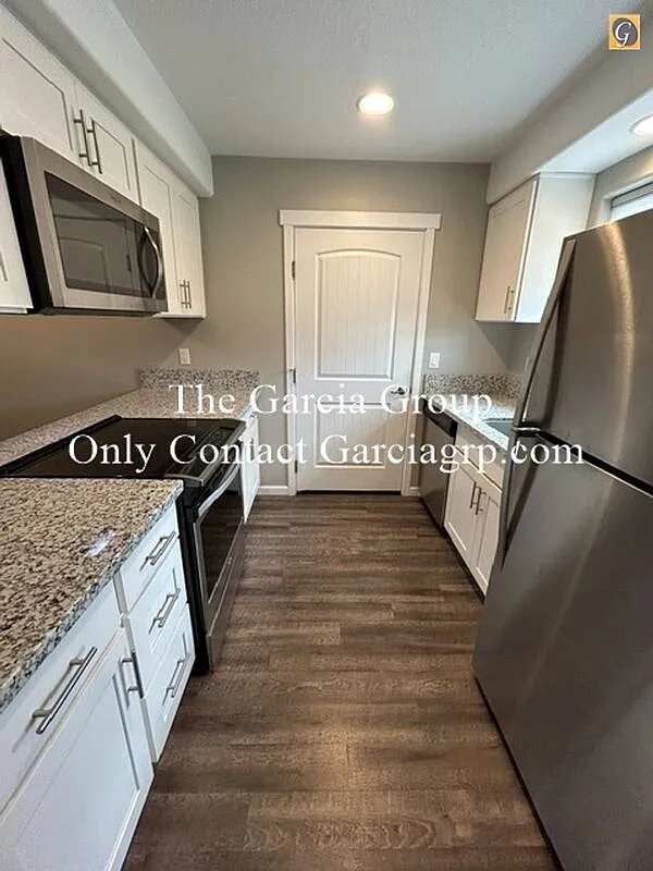 2 bed, 2.0 bath, 1124 sqft, $2,100 — Photo 2