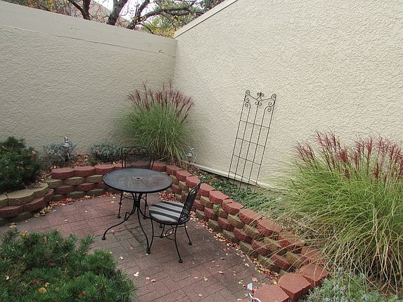 3rd image of 2905 S 160th Cir