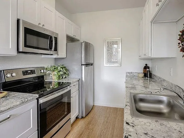185 Lakeshore Ct — Photo 8