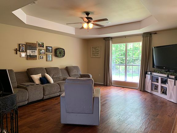 4th image of 201 Willow Creek Dr