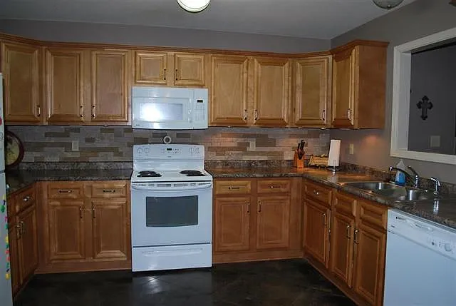 3302 Colony Dr — Photo 6