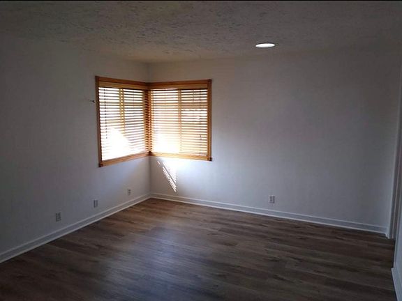 5th image of 923 E Glass Ave