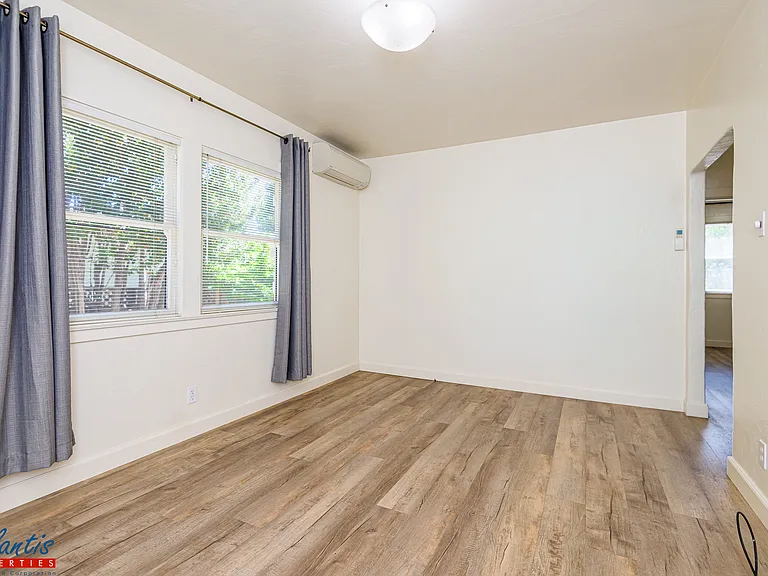 428 University Ave — Photo 2