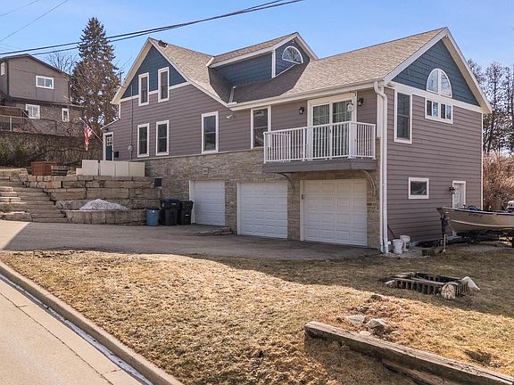 3rd image of 131 Maple AVENUE