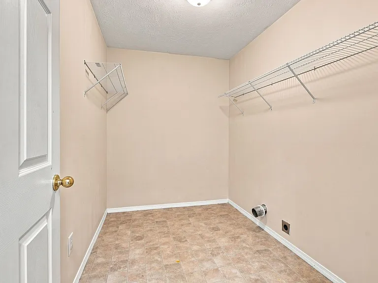 2834 Creekbend Dr — Photo 22