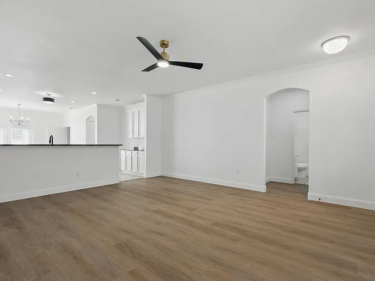 924 Charleston Ln — Photo 32