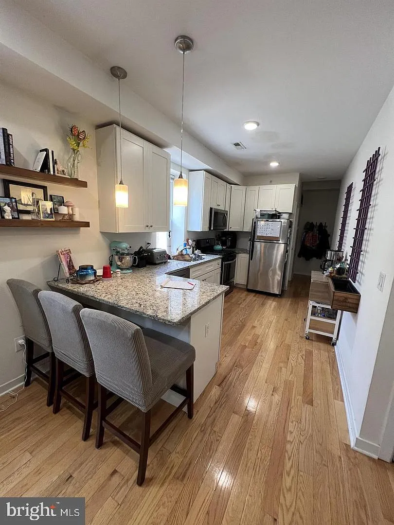 3 bed, 2.0 bath, 800 sqft, $2,100 — Photo 1