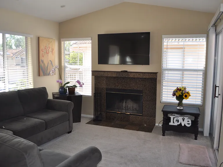 278 Brookview Ct — Photo 2