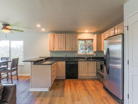 3rd image of 1861 Redwood Dr