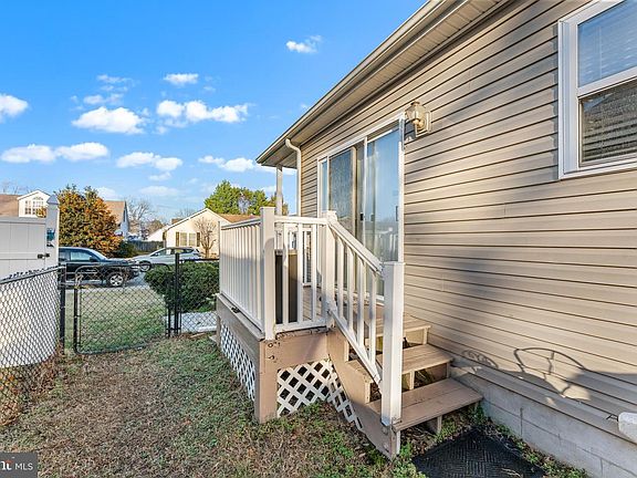 5th image of 22 Robinson Cir