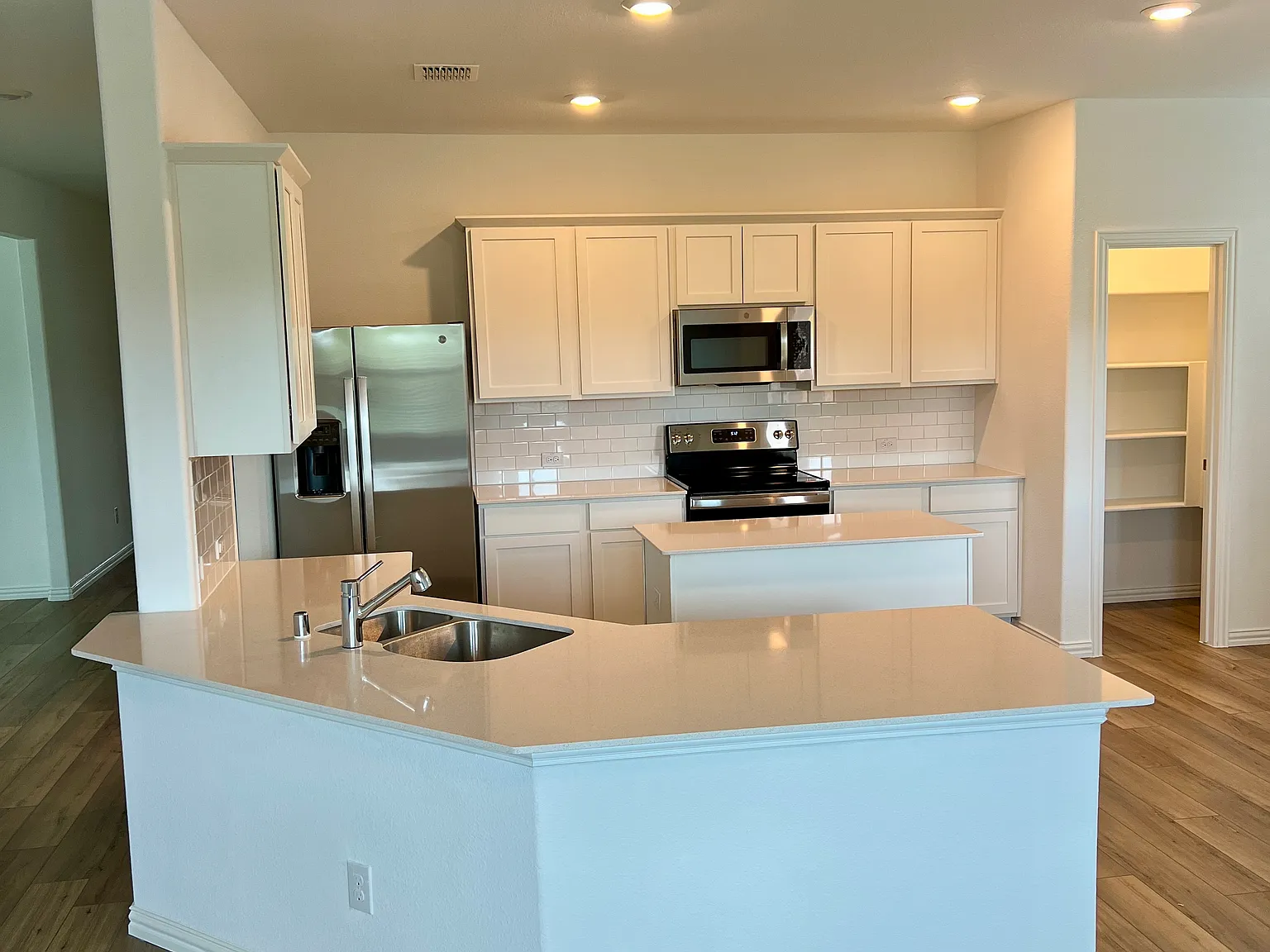 4 bed, 1996 sqft, $2,499 — Photo 2