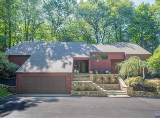 221 Chickasaw Trl, Franklin Lakes, NJ 07417