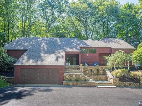 221 Chickasaw Trl, Franklin Lakes, NJ 07417