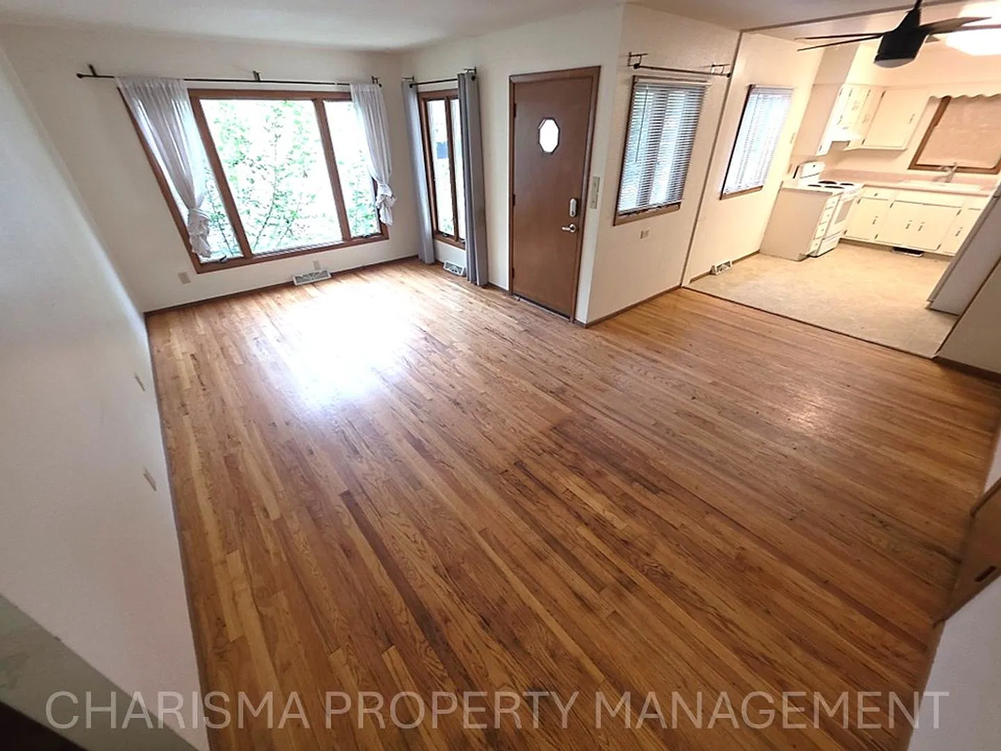 Quaint Three Bedroom House, Great Location With Even More Amenities — Photo 2