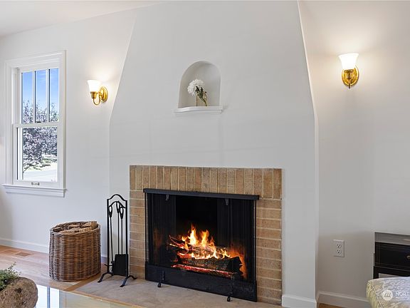 4th image of 209 N Colville Street