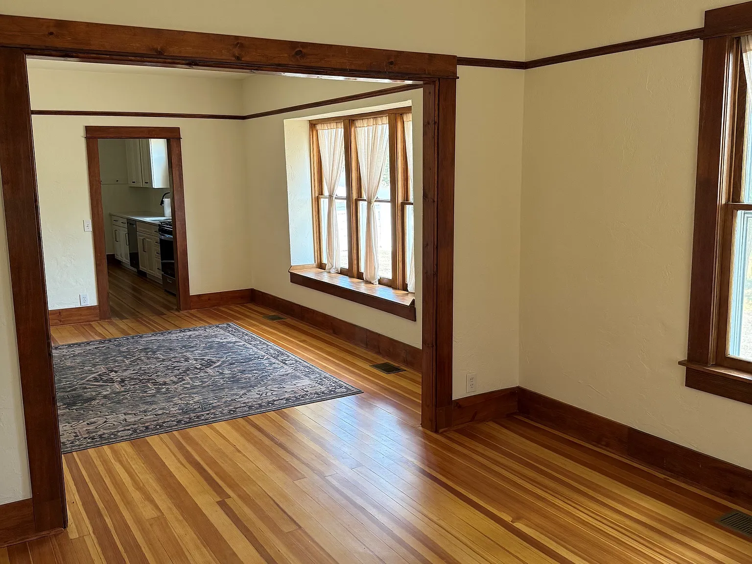 3 bed, 1729 sqft, $2,600 — Photo 2