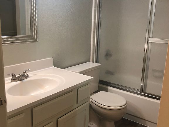 Master #1 w/ walk-in closet