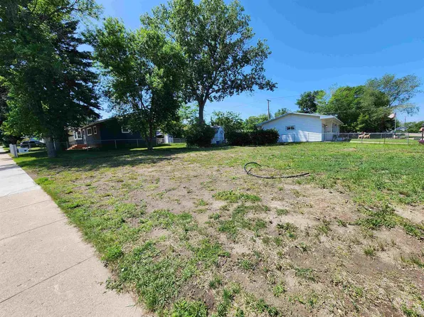 1302 6th St SW, Minot, ND 58701