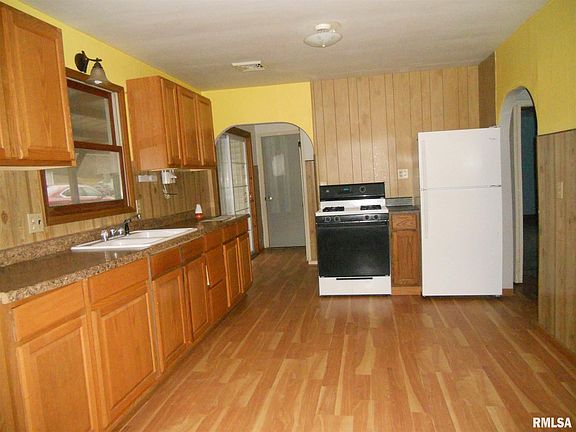 2nd image of 801 W 4th St